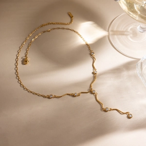 Collier chaîne ondulée en acier inoxydable doré 18K avec zircons ronds étincelants