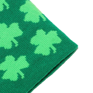 Détail du bonnet en tricot pour la Saint-Patrick avec motif jacquard de trèfle
