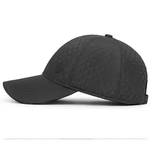 Dettaglio del cappellino trapuntato grigio scuro con ricamo Sport 3D e vista laterale