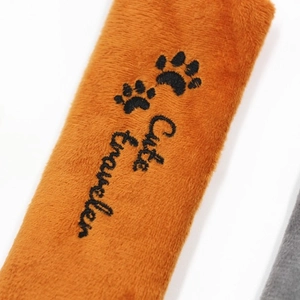 Funda de felpa naranja para cinturón de seguridad con bordado de Cute Traveler