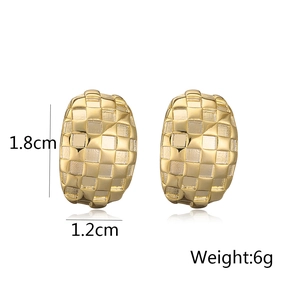 Detailed view of gold geometric earrings with size 1.8x1.2cm and 6g weight data