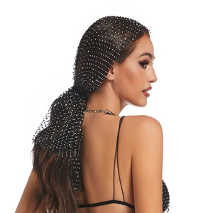 Dettaglio accessorio per capelli in rete nera con strass scintillanti su una modella