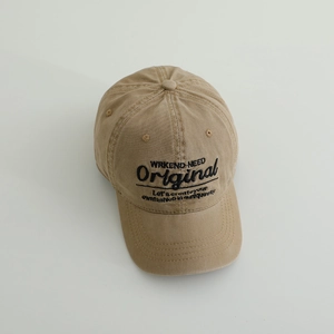 Dettaglio del cappellino ricamato kaki con trama vintage lavata in tessuto di cotone