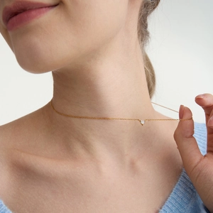 Elegante collana girocollo dorata con ciondolo in zircone bianco a forma di cuore da donna
