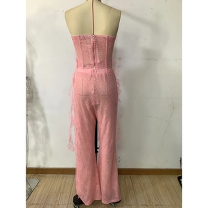 Détail de la vue arrière du haut bustier en dentelle rose et du pantalon évasé
