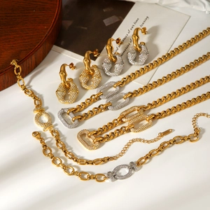 Detail des luxuriösen Panzerketten-Schmucksets aus Edelstahl mit Pavé-Strasssteinen
