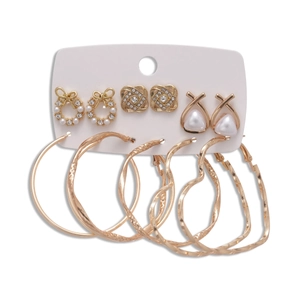Lot de 6 boucles d'oreilles dorées géométriques avec perles et strass sur carte