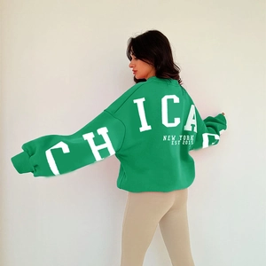 Vue détaillée du dos du sweat vert oversize avec impression typographique blanche Chicago