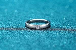Macro shot of a minimalist square-cut moissanite stone on a 925 sterling silver band