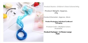 Dettaglio extension capelli ricci blu da 30cm con fiocco per feste di bambini