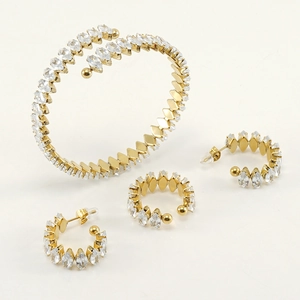 Dettaglio del bracciale regolabile placcato oro 18K e set di orecchini con zirconi