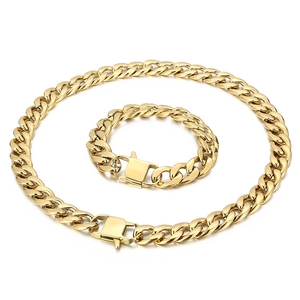 Ensemble collier et bracelet maille gourmette dorée avec fermoir de sécurité sur blanc
