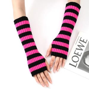 Dettaglio dei manicotti in maglia a righe rosa e nere con design senza dita da donna