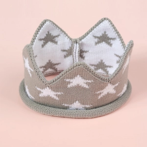 Détail de la couronne en tricot pour bébé avec motif d'étoiles blanches et tissu doux