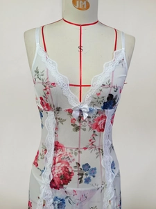 Détail d'une nuisette en mousseline fleurie avec dentelle et petit nœud satiné