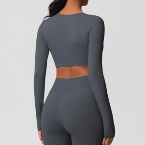 Vue arrière du haut de yoga court à manches longues et legging extensible anthracite