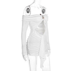 Détail de la robe blanche moulante avec découpe poitrine et manches longues dénudées