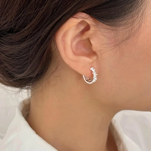Minimalist 925 sterling silver hoop earrings with olive bead texture on female model