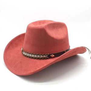 Detail eines roten Wildleder-Cowboyhutes mit Lederband und Metallverzierung