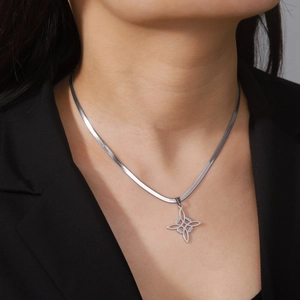 Collana con nodo celtico in acciaio inossidabile argento con catena snake su modella