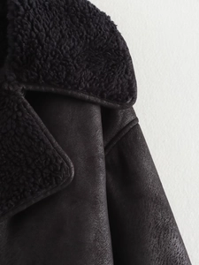 Détail de la doublure en peau de mouton noire et texture suédée sur une veste d'hiver
