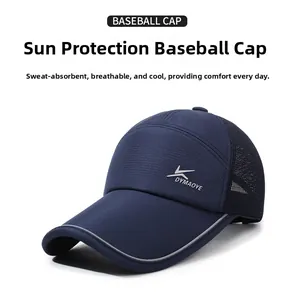Détail de la casquette marine avec empiècements en filet et passepoil réfléchissant