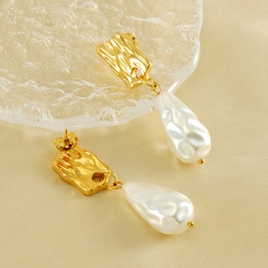 Boucles d'oreilles vintage françaises en métal doré irrégulier avec perles gouttes
