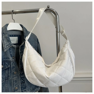 Détail du sac demi-lune en nylon matelassé blanc avec bandoulière réglable sur cintre