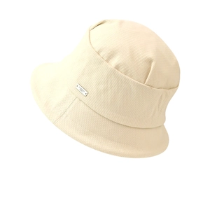 Foldable beige fisherman hat with thick fabric and stylish metal letter logo plate