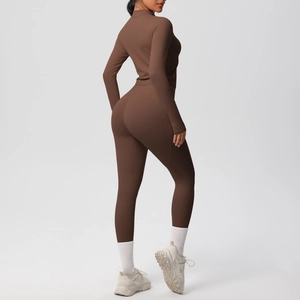 Détail d'un ensemble de yoga marron foncé en tissu sculptant extensible à manches longues