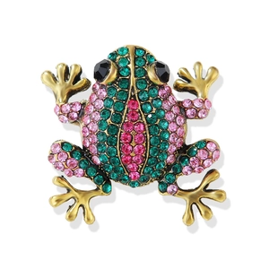 Vue détaillée d'une broche grenouille avec strass verts et roses sur métal doré