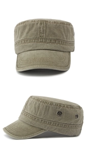 Detalle de gorra militar de algodón lavado con ojales laterales y costuras reforzadas