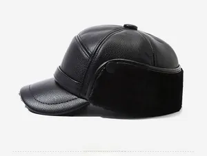 Détail de la casquette d'hiver en similicuir avec cache-oreilles en peluche et bouton