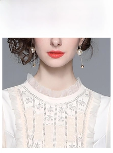 Détails de broderie de perles et paillettes sur une robe française à manches bouffantes