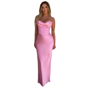 Detail des rosa Satin-Maxikleids mit schmalem Korsett-Mieder und Fischgrätenstruktur