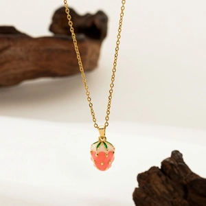 Chic strawberry pendant necklace in pink and gold finish with a delicate chain