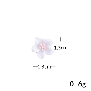 Detailed view of flower hair clip with dimensions 1.3cm and weight 0.6g on white background