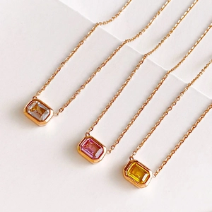 Collares de oro rosa con colgantes cuadrados de piedras preciosas amarillas y rosas