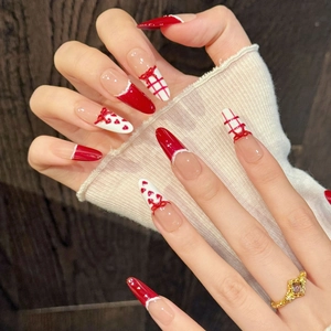 Unghie finte fatte a mano in pizzo rosso con fiocchi e cuori, forma a mandorla elegante