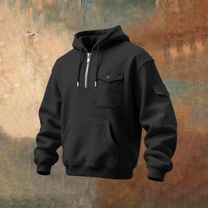 Detalle de sudadera negra con capucha, diseño utilitario multibolsillo y vista 3D