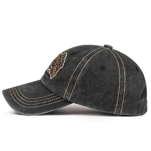 Casquette vintage en coton délavé gris foncé avec surpiqûres jaunes et écusson
