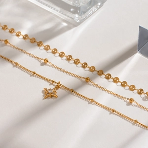 Dreilagige goldene Edelstahlkette mit Sternanhänger und kleinen runden Scheiben