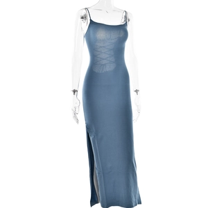 Détail de la robe bleue dos nu avec lacets croisés et fente haute sur la jupe
