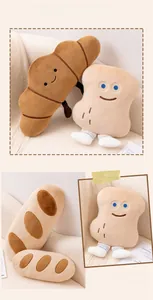 Gros plan de divers coussins pain en peluche sur un canapé montrant les textures