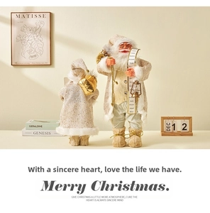 Vista dettagliata fronte e retro di una statuina di Babbo Natale in peluche con sacco dorato