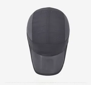 Vue de dessus de la casquette sport gris foncé en tissu respirant à séchage rapide