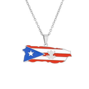 Détail macro du pendentif carte de Porto Rico avec drapeau en émail sur chaîne argentée