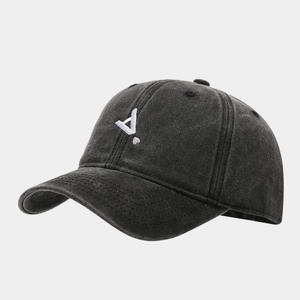 Dettaglio del ricamo bianco su un cappellino da baseball in cotone grigio scuro lavato