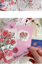 Détail macro de la carte rose 3D avec note amoureuse amovible et motifs floraux vintage