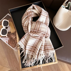 Écharpe à carreaux et franges beige et marron, accessoire élégant automne-hiver